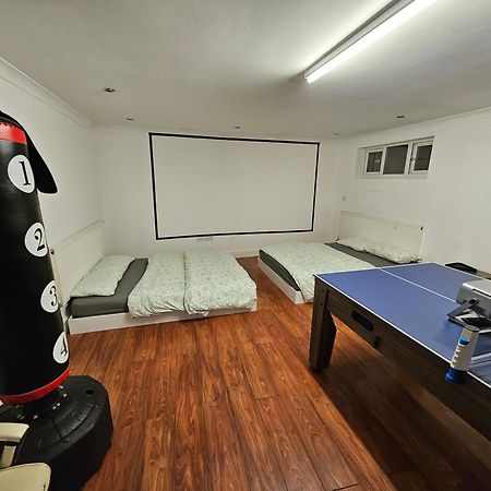 Large Annexe With Games Room Pool Table Ping Pong Air Hockey Movie Projector Виндзор Экстерьер фото