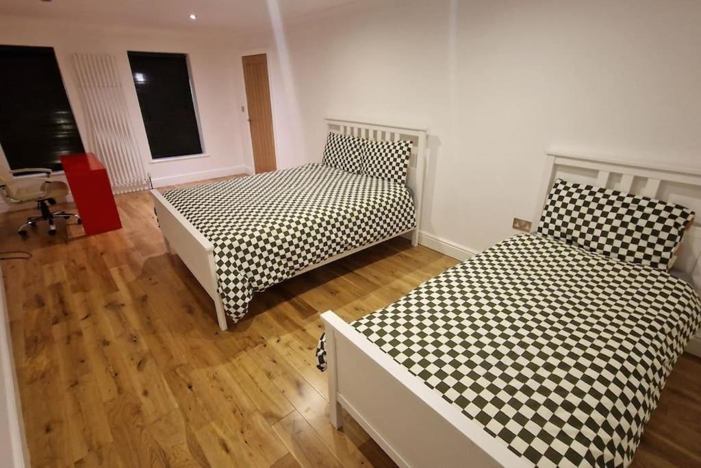 Large Annexe With Games Room Pool Table Ping Pong Air Hockey Movie Projector Виндзор Экстерьер фото