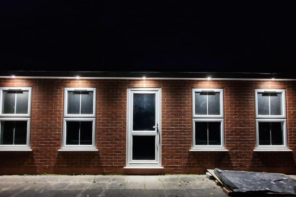 Large Annexe With Games Room Pool Table Ping Pong Air Hockey Movie Projector Виндзор Экстерьер фото
